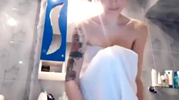 Zorra sexy de cámara se ducha y hace striptease sola