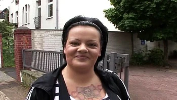 Jornalista alemã BBW tatuada fodida forte no doggy