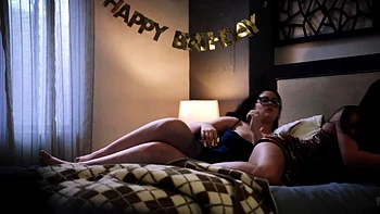 Ellie Gostosa chupa e engole pau grande