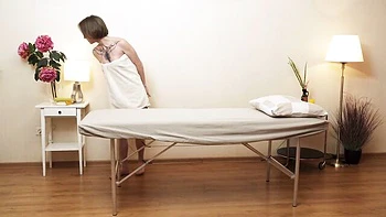 Aziza safadinha com peitos pequenos, massagem e primeiro orgasmo