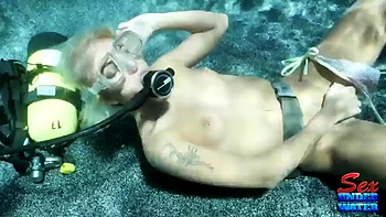 Grosse poitrine se masturbe sous l'eau