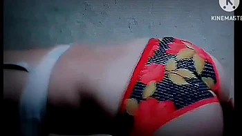 Heiße Inderin wichst beim Denken an ihren Freund