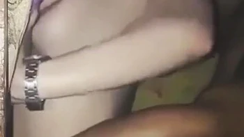 Desi Brünette Stiefschwester wird hart vom Doggy gefickt