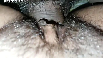 Stiefmutter wichst Stiefsohns Schwanz und macht ihn geil