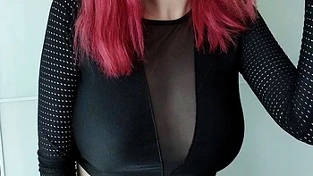 Рыжая с большой грудью играет игрушками