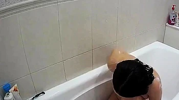 Morena tetona se masturba sola en la ducha