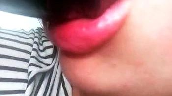 Belle solo se branle le cul en gros plan avec des jouets