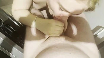 Meia-irmã limpando recebe surpresa de boquete safado - adolescente de bunda grande