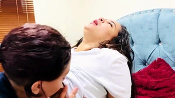 MILF colombiana Vanessa Latina fode loira lésbica de 18 anos