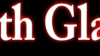 Maggie se masturba com enorme dildo de vidro