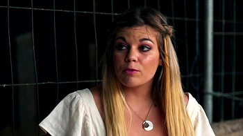 Lya prend le contrôle avec Jesus – milf aux gros seins