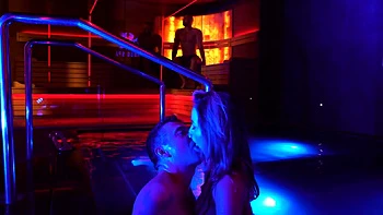 Татуированная француженка Шлоя не устоит перед страстью