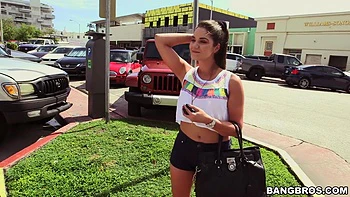 Brune aux petits seins baisée dans son trou et cul serrés