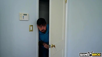 Mostra teu pau, morena cavalgando gostoso