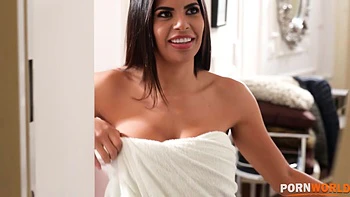 Cara fode a vizinha peituda Sheila Ortega no dia de folga