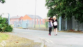 Busige Ebony erwischt WG-Kumpel beim Slip-Schnüffeln und lutscht seinen Schwanz