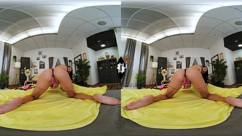 Maddy Black se masturba con lencería