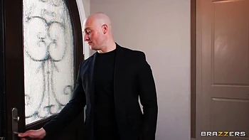 Blonde MILF hilft Mitbewohnerin mit großem Schwanz und Doppel-DP