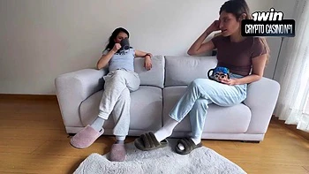 Vizinha loira de peitos pequenos lambida até gozar