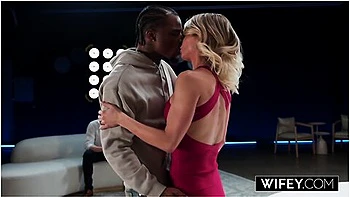 Hotwife loira Cassie Bender leva creampie de BBC na frente do marido