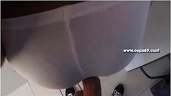 Estranho mostra o pau no trem, recebe mão e rebola no cu