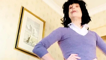 Blonde amateur se branle anal en solo