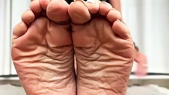 Рыжая подросток скачет и дрочит парню