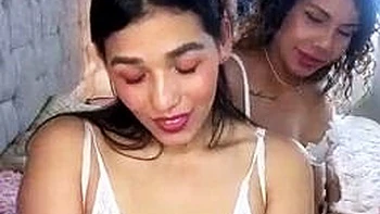 MILF brune amateur chevauche le cock de son mec