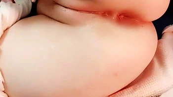 Adolescente japonesa fode a buceta apertada com brinquedos