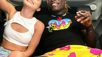 Sunny faz punheta e boquete interracial em POV