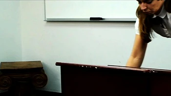 Brünette Teen fummelt draußen und gibt sich Klapse