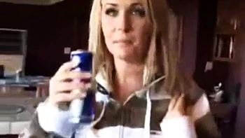 Blonde à 3 seins suce et baise en levrette