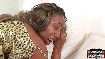 Cougar ébène Mme Satin baisée sur gros cul noir