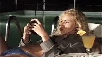 Loira gostosa geme e goza chutando a buceta com saliva saborosa