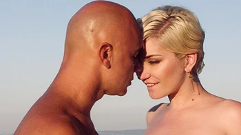 Christian Clay careca fode Skye Blue na beira da piscina