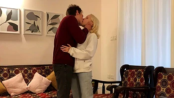 Teens en denim cambian tetas naturales y lamen piruletas