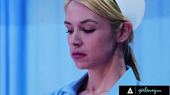 Casey Calvert en trio lesbien brutal avec Sarah et Whitney