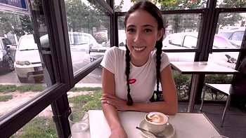 Eva Generosi suce et se tripote la chatte avec passion pour les pieds