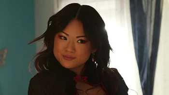 Nathan Bronson folla a Lulu Chu a pelo en perrito