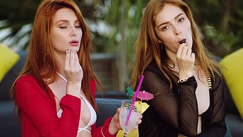 Rothaariges Dreier am Pool mit Muschi lecken und Blowjob