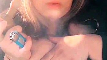 MILF tetona se masturba con dildo