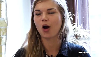 Chica alemana se masturba la concha peluda con dildo de cristal