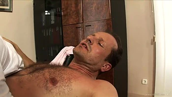 Brooklyn Lee se fait baiser fort sur la table