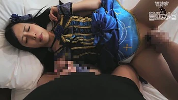 Jeune asiatique timide suce et lèche sa chatte