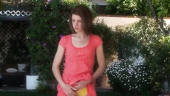 Aubrey Belle sexy se masturbe seule avec un cul ferme