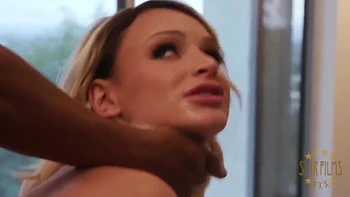 Ärztin Emma Hix fickt mit großem schwarzen Schwanz interracial