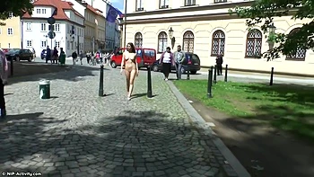 Jeune Mona Lee nue exhibe ses grosses nichons et son cul en public