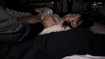 Cuckold sieht zu, wie Frau gefickt wird