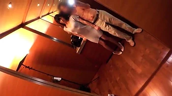 Cuckold follado duro mientras ella engaña