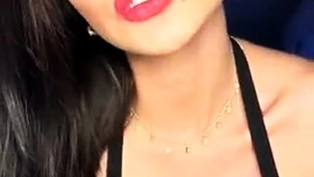 Brune sexy se masturbe en solo en touchant son cul